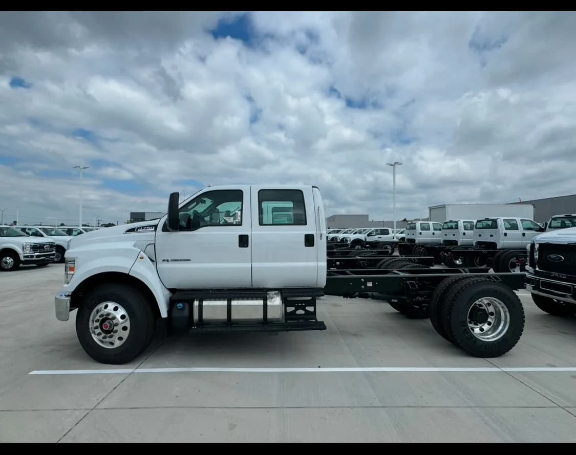 2025 Ford F-750 Crew Cab - Chassis
