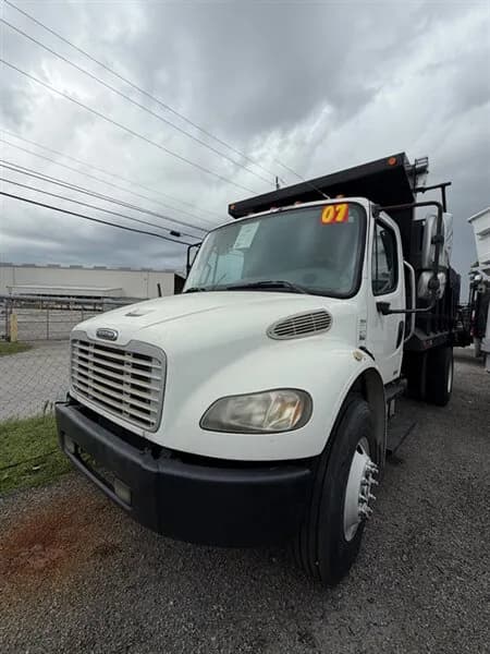 2007 Freightliner M2 106 - Chassis