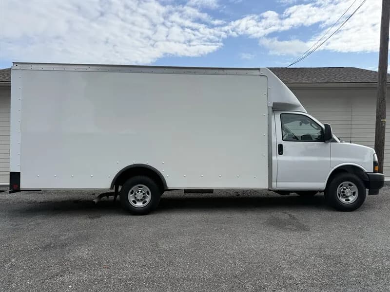 2022 Chevrolet Express 3500 - Box