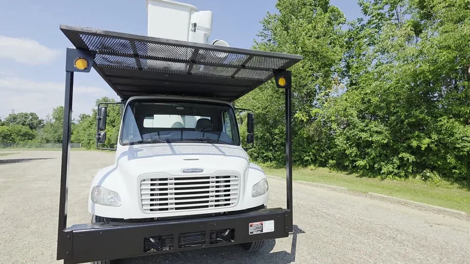 1930 FREIGHTLINER M2 - Bucket