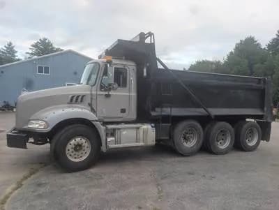 2016 Mack GU813 8x4 Tri-Axle - Dump