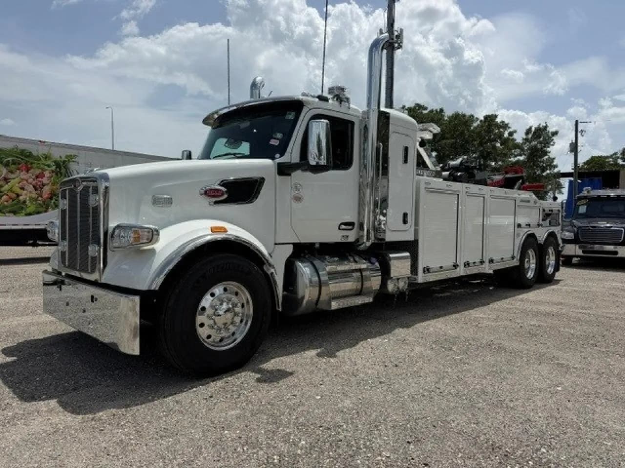 2027 Peterbilt 567 - Tow