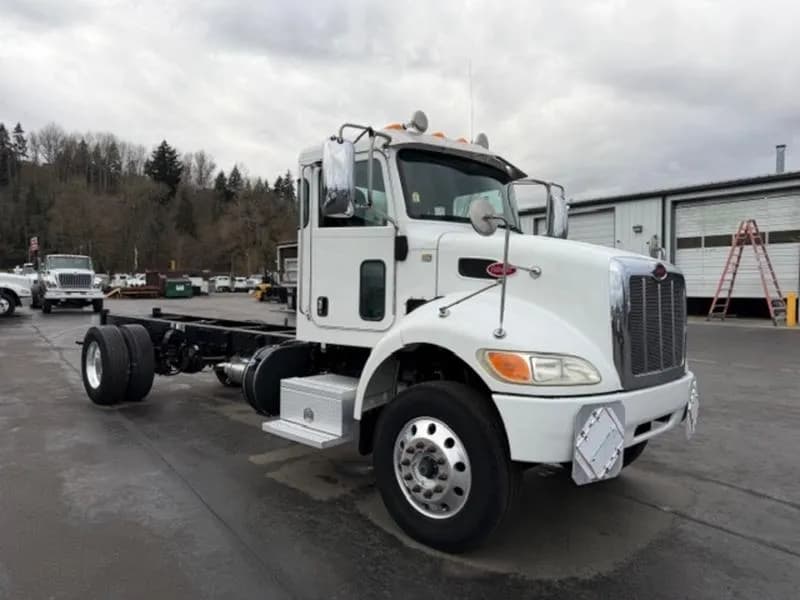 2015 Peterbilt 337 - Bucket