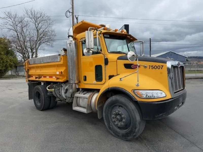 2006 Peterbilt 335 - Bucket