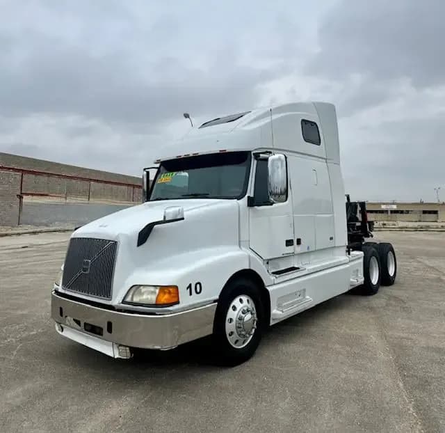 2001 Volvo VNL - Tow