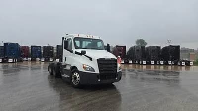 2019 Freightliner Day Cab Truck - Detroit Automatic - Day Cab
