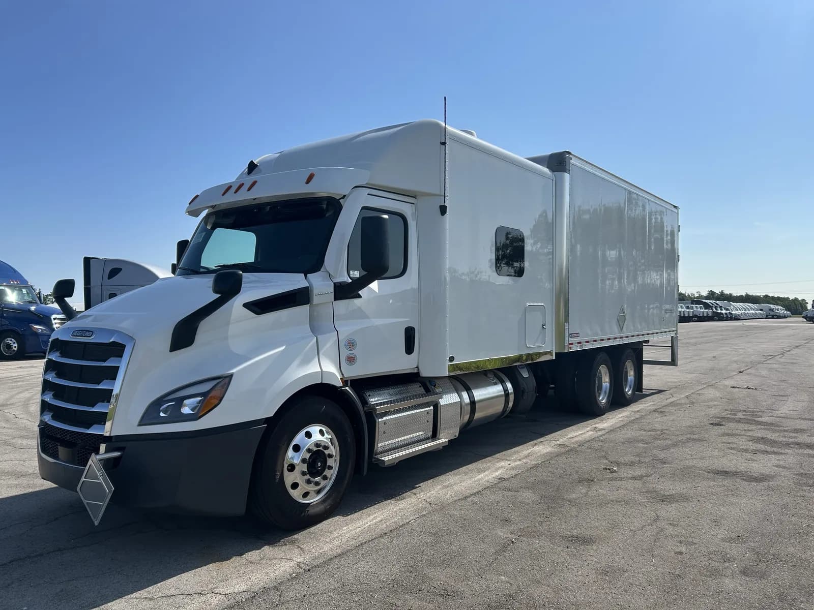 2025 FREIGHTLINER Cascadia