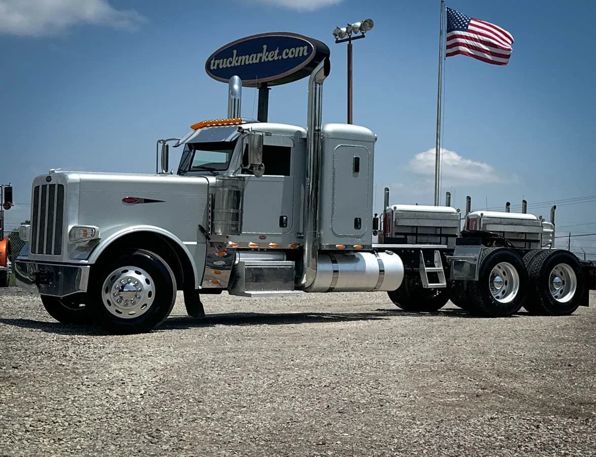 2015 Peterbilt 389 - Glider Kit Trucks