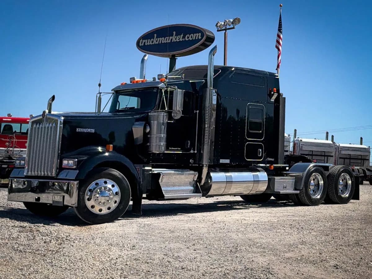 2015 Kenworth W900L - Glider Kit Trucks