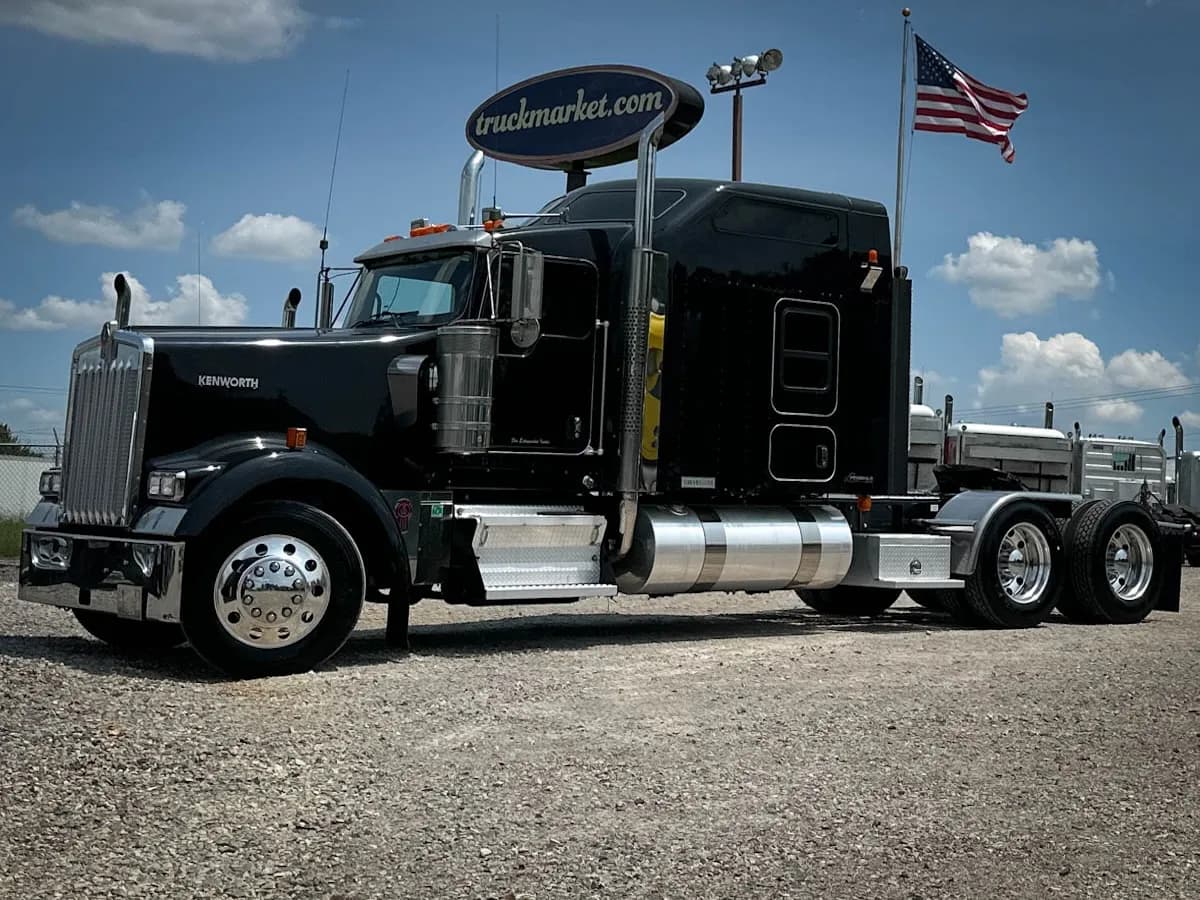2015 Kenworth W900L - Glider Kit Trucks