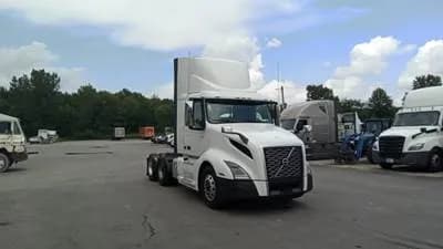 2020 Volvo VNL300 Day Cab Truck - Volvo D-13 Automatic - Day Cab