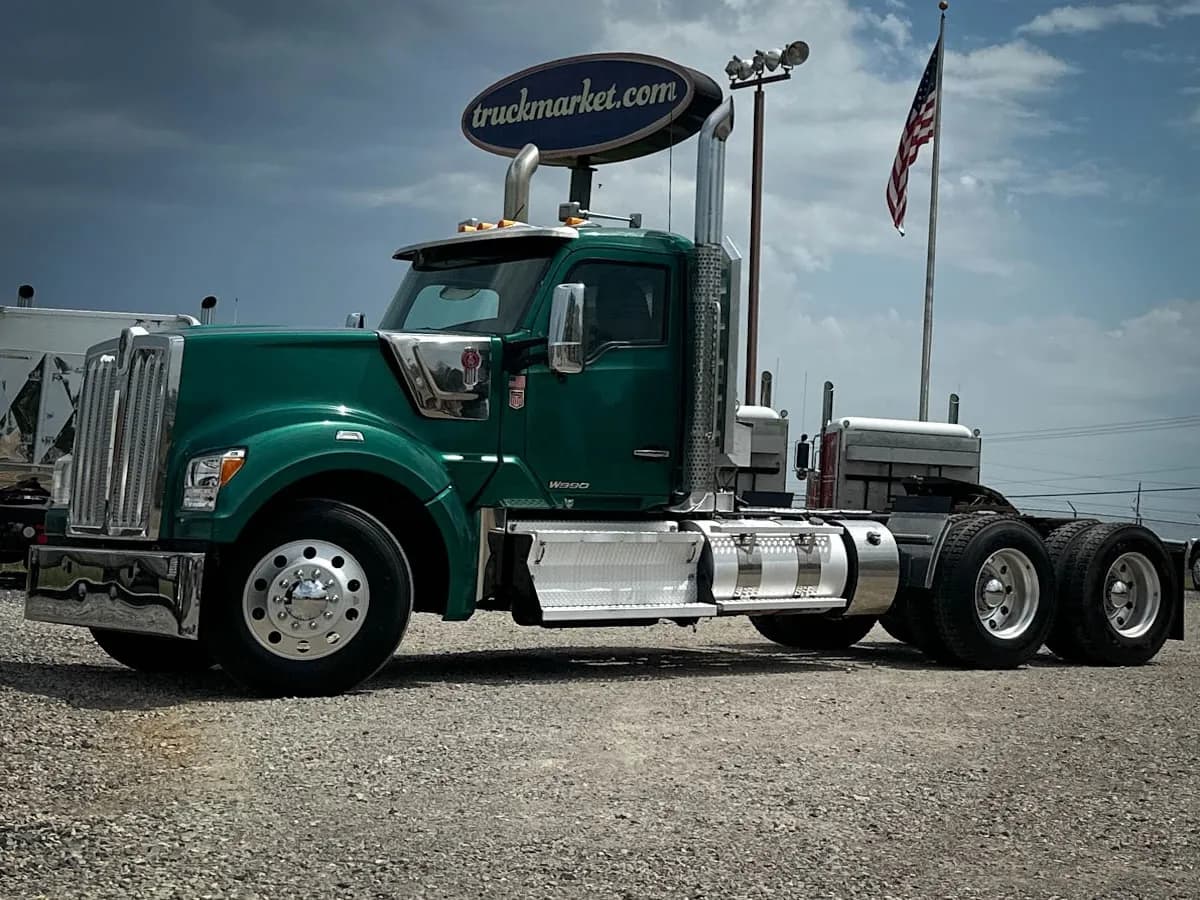 2022 Kenworth W990 - Day Cab