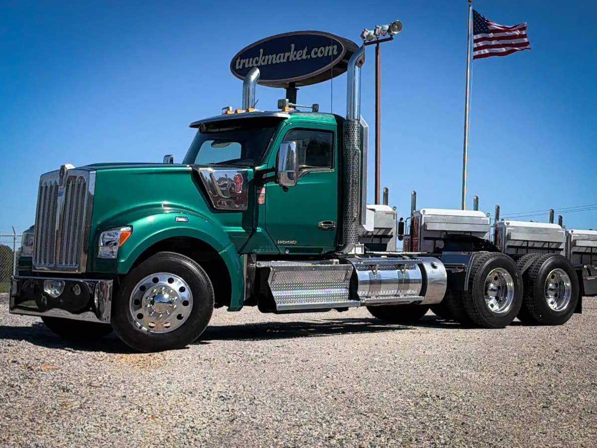 2022 Kenworth W990 - Day Cab