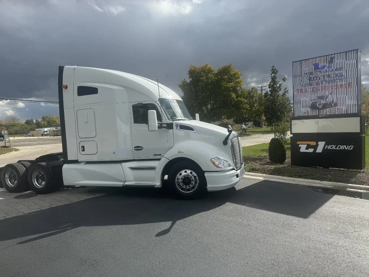 2022 Kenworth T680 - Sleeper