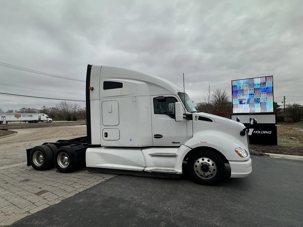 2022 Kenworth T680 - Sleeper