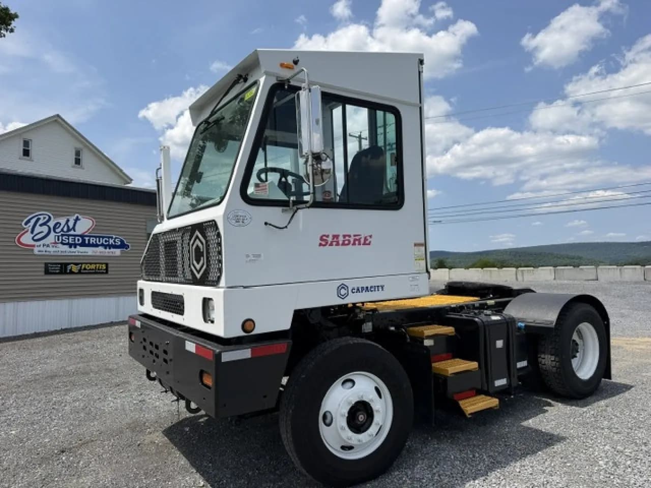 2018 Capacity Sabre - Yard Spotter Trucks