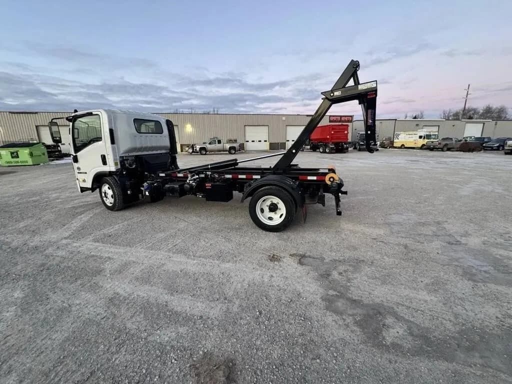 2025 Isuzu NRR - Service