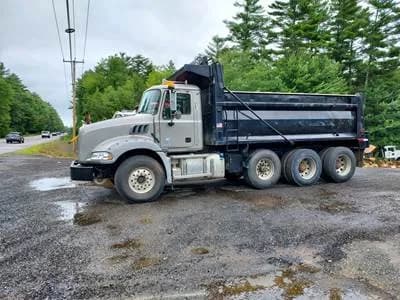 2015 Mack GU813 8x4 Tri-Axle - Dump