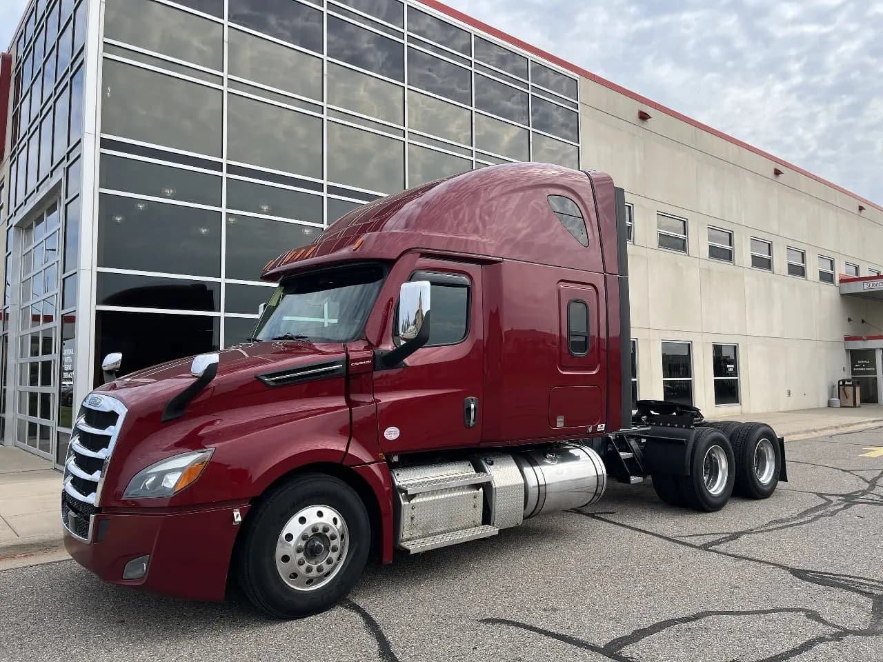 2022 Freightliner Cascadia - Sleeper
