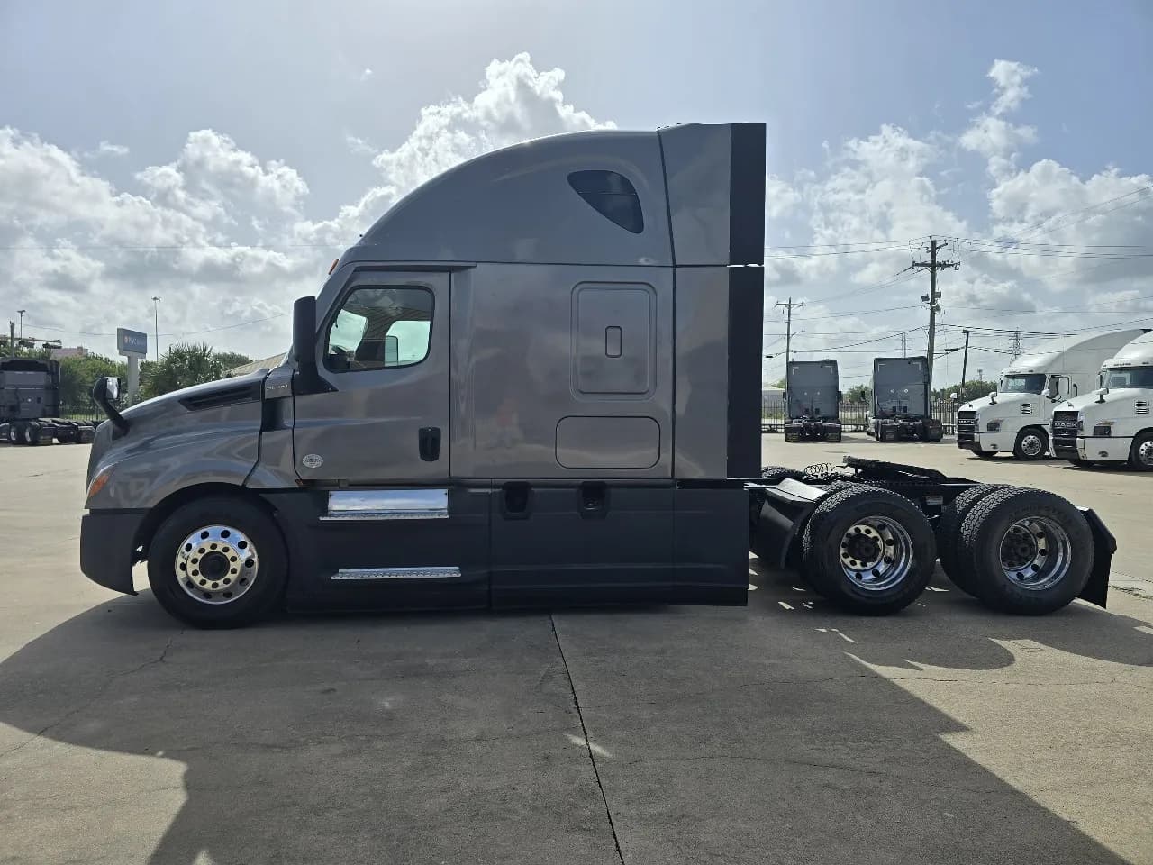2022 Freightliner Cascadia - Sleeper