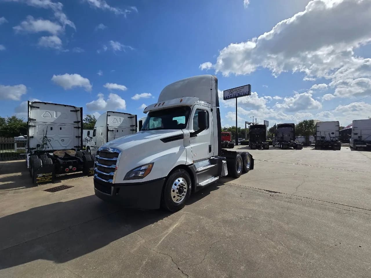 2020 Freightliner Cascadia - Day Cab