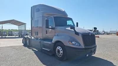 2022 International LT - Sleeper