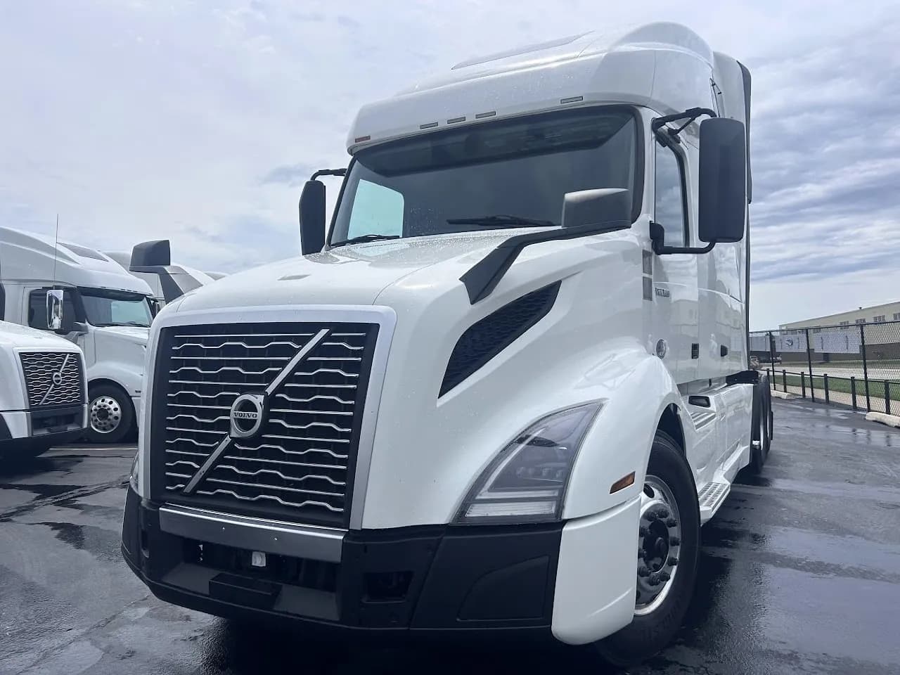 2022 Volvo VNL64T760 - Sleeper