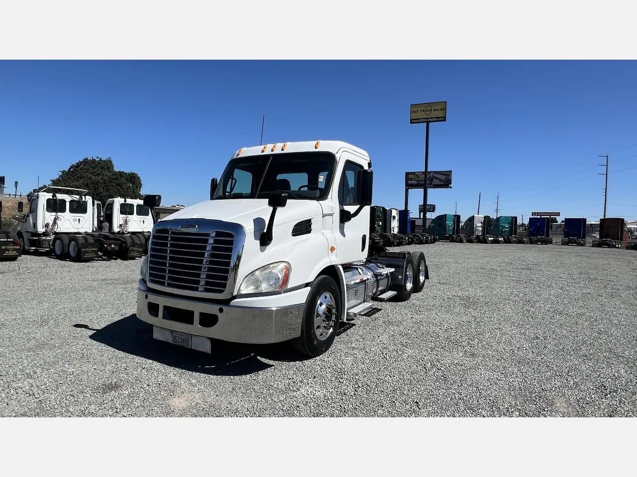 2013 Freightliner CA113DC - Day Cab