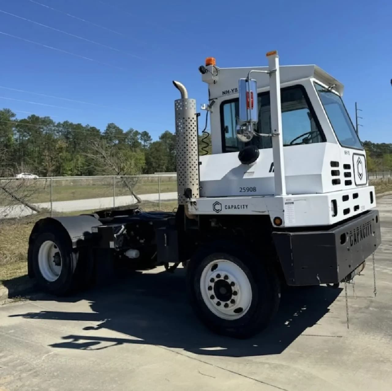 2015 Capacity TJ5000 - Yard Spotter Trucks