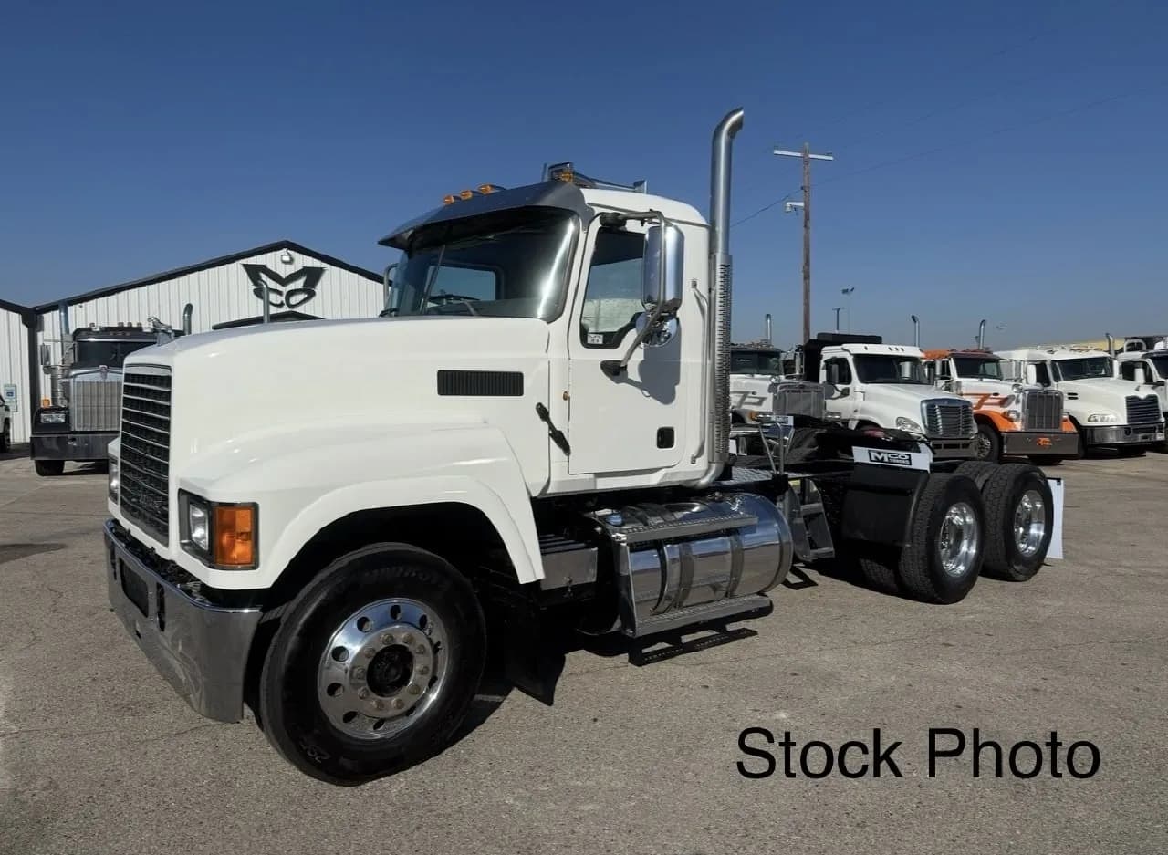 2014 Mack CHU613 Tandem Axle Daycab - Day Cab