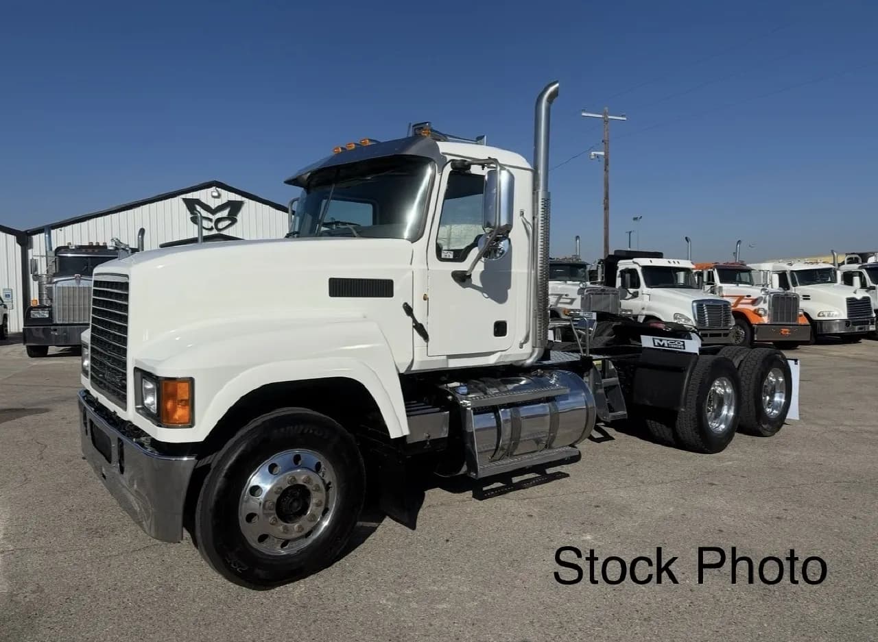 2014 Mack CHU613 Tandem Axle Daycab - Day Cab