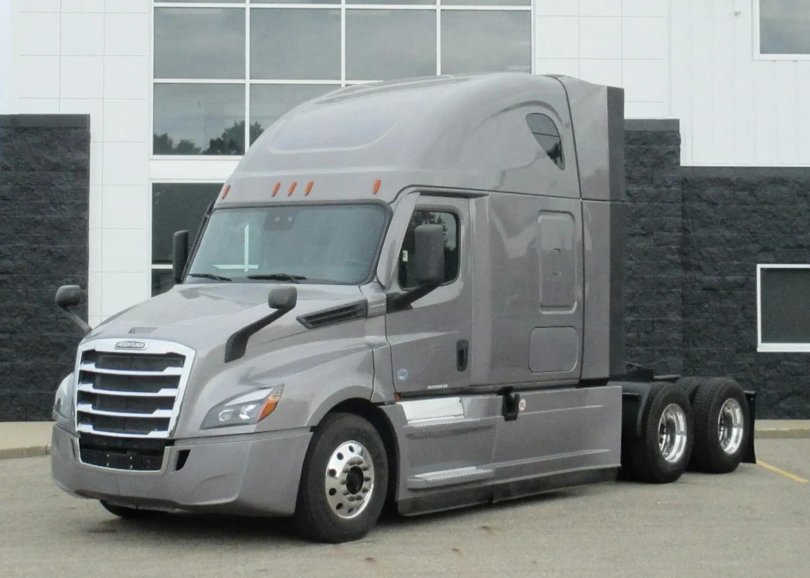 2022 Freightliner Cascadia - Sleeper