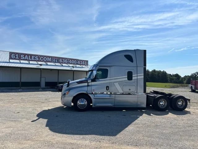 2022 Freightliner Cascadia - Sleeper
