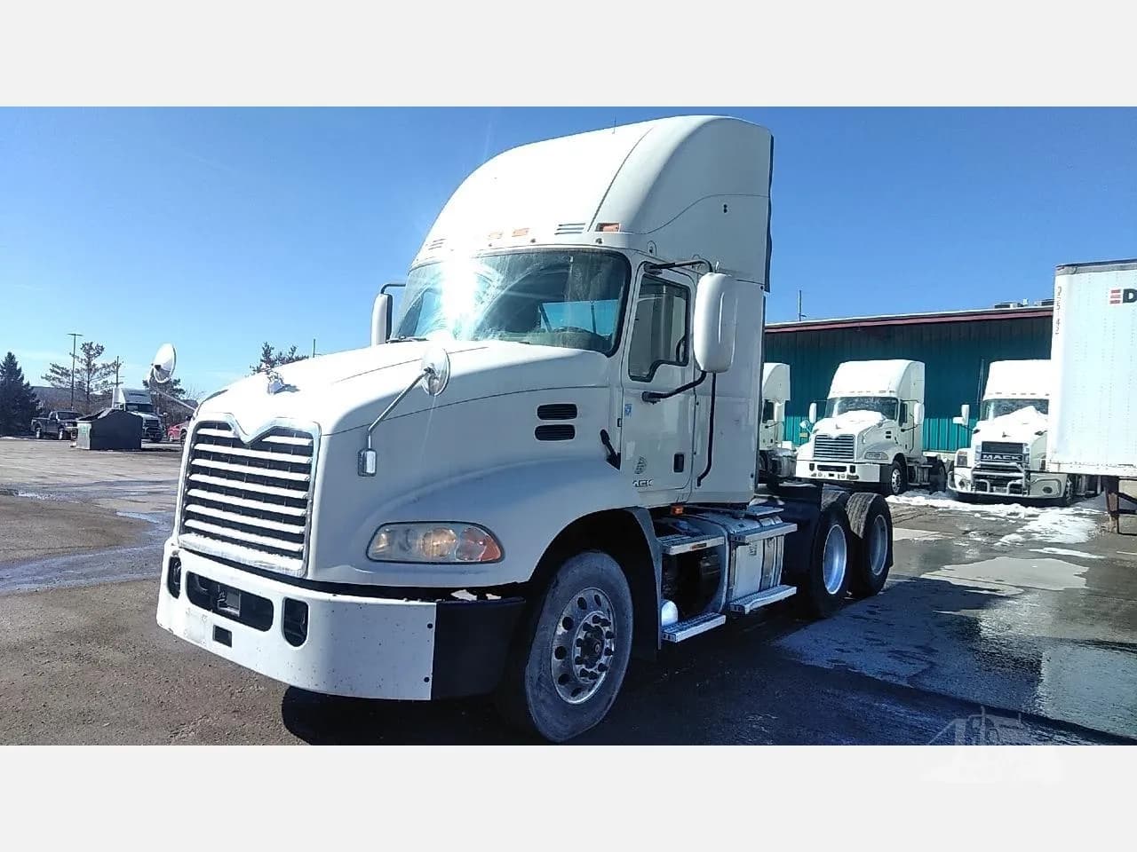 2017 Mack PINNACLE - Day Cab