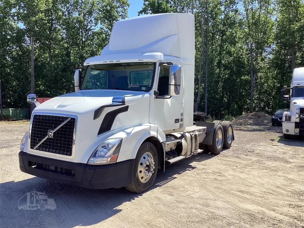 2015 Volvo VNL64T300 - Day Cab