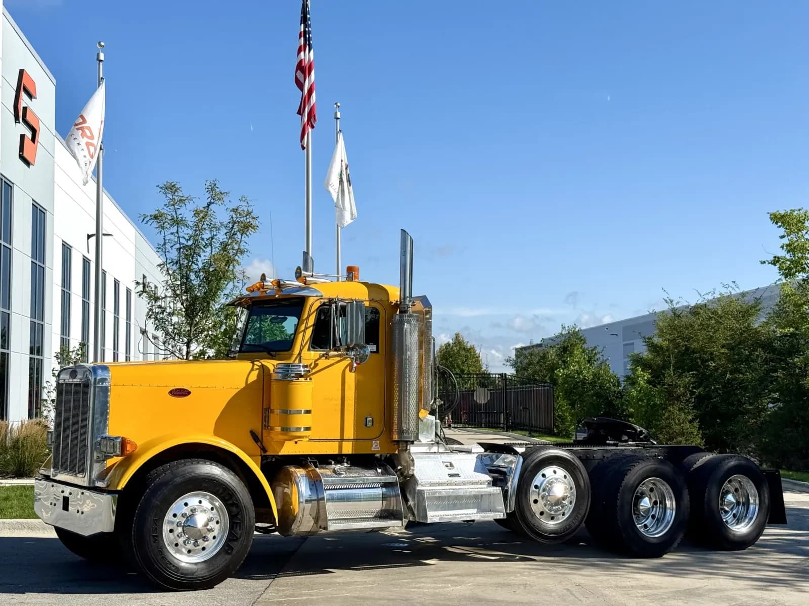 2003 Peterbilt 379 - Day Cab