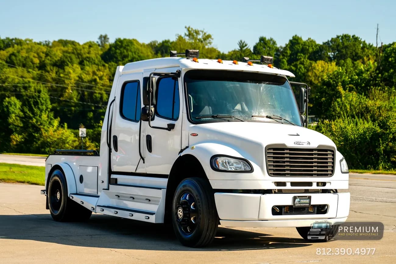 2014 Freightliner M2-106 SportChassis - Flatbed