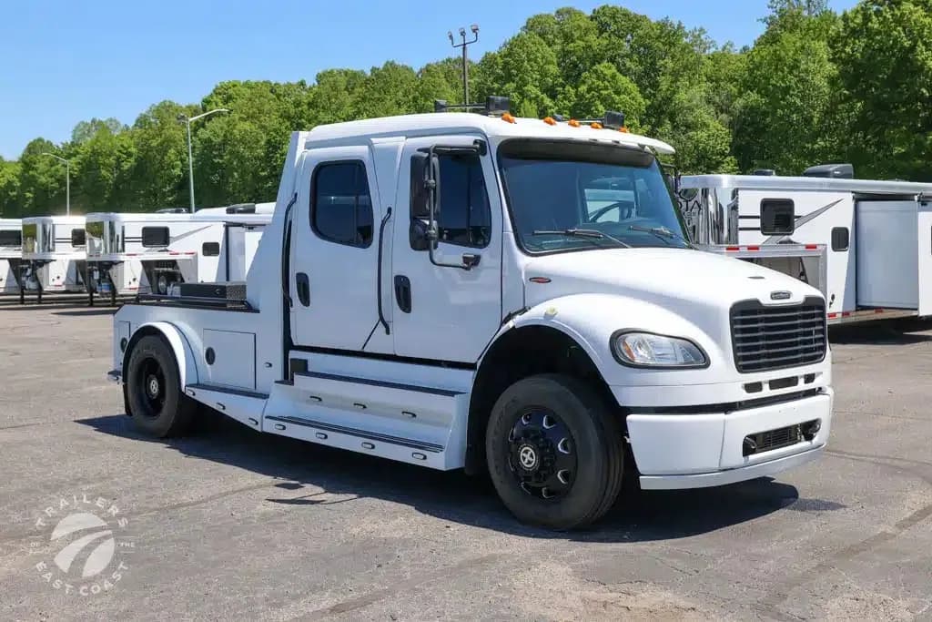 2014 Freightliner M2-106 SportChassis - Flatbed
