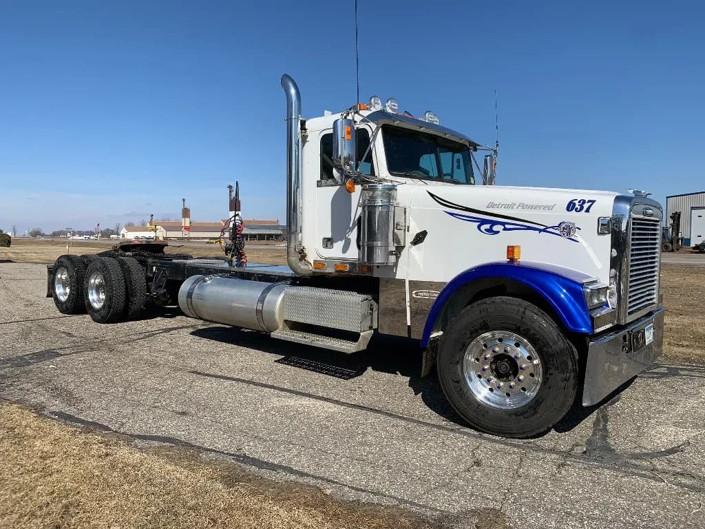2006 Freightliner FLD120 - Day Cab