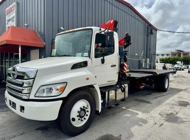 2025 Hino L6 - Crane