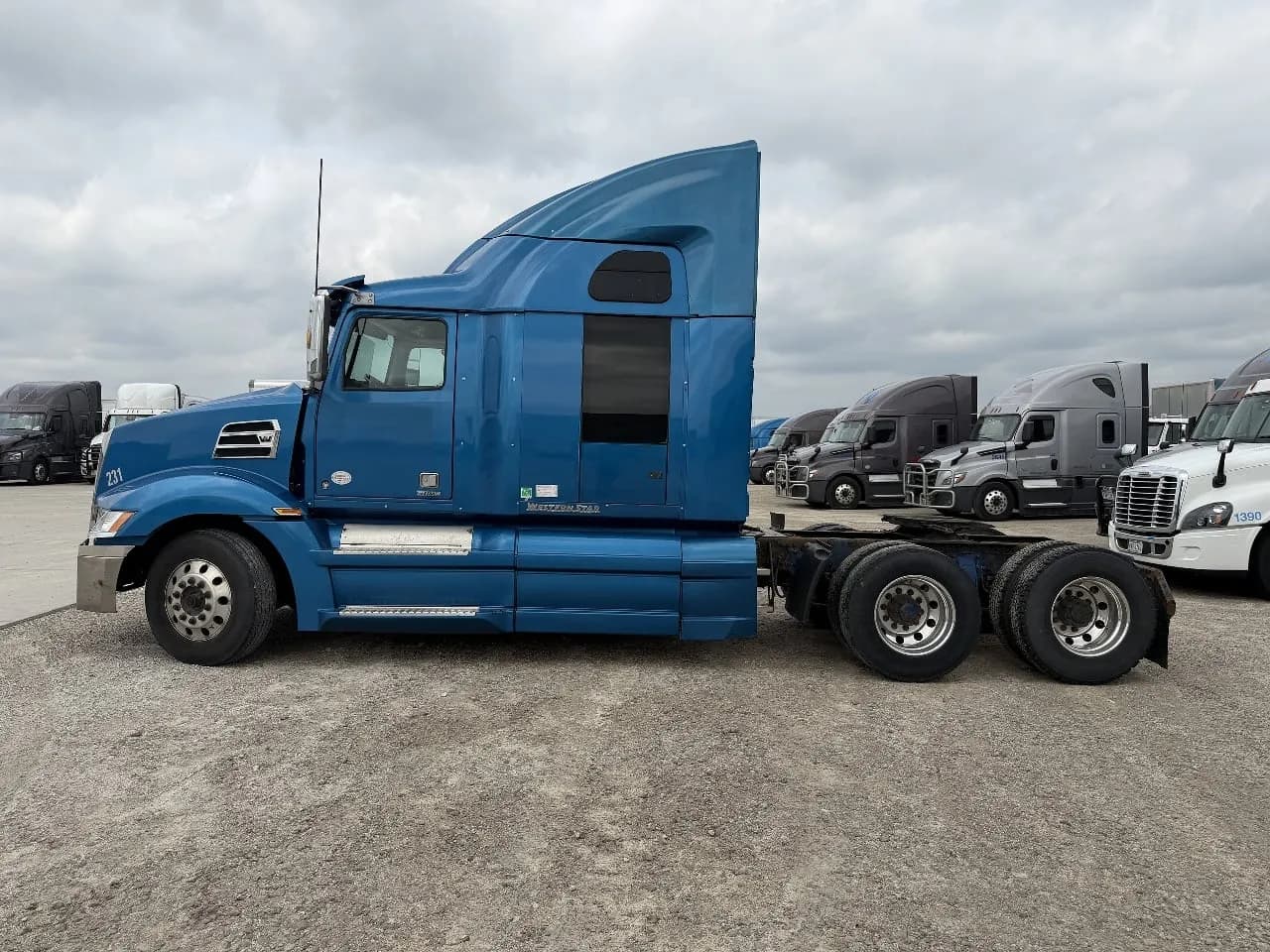 2017 Western Star 5700XE Tandem Axle - Sleeper