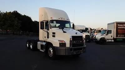 2020 Mack Anthem day cab semi-truck - Day Cab