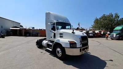 2019 Mack Anthem day cab semi-truck - Day Cab