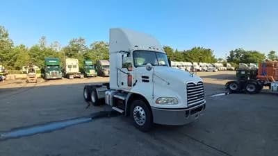 2018 Mack CXU (PINNACLE) day cab semi-truck - Day Cab