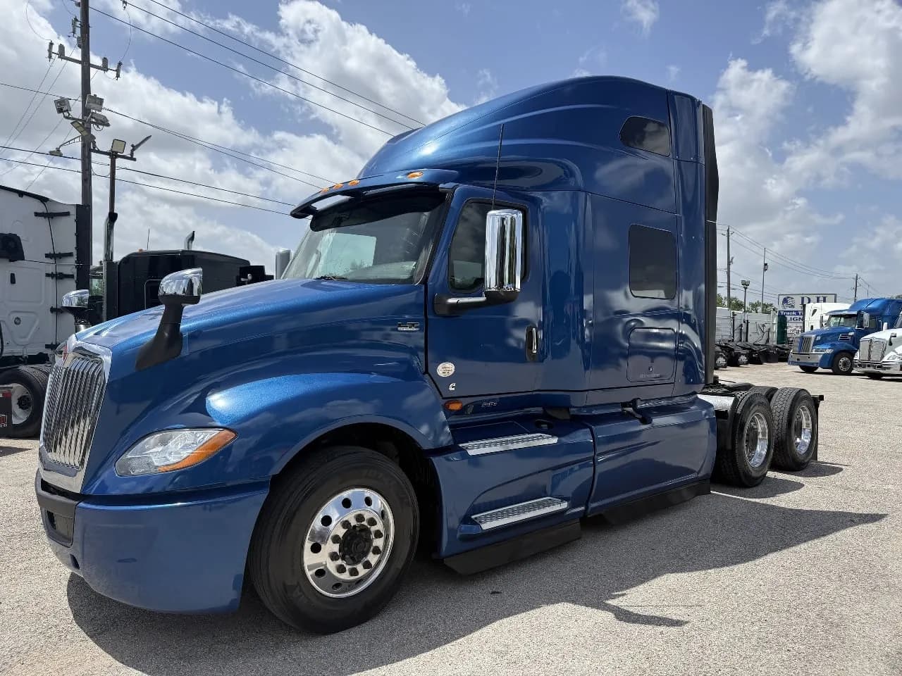 2022 International LT - Sleeper