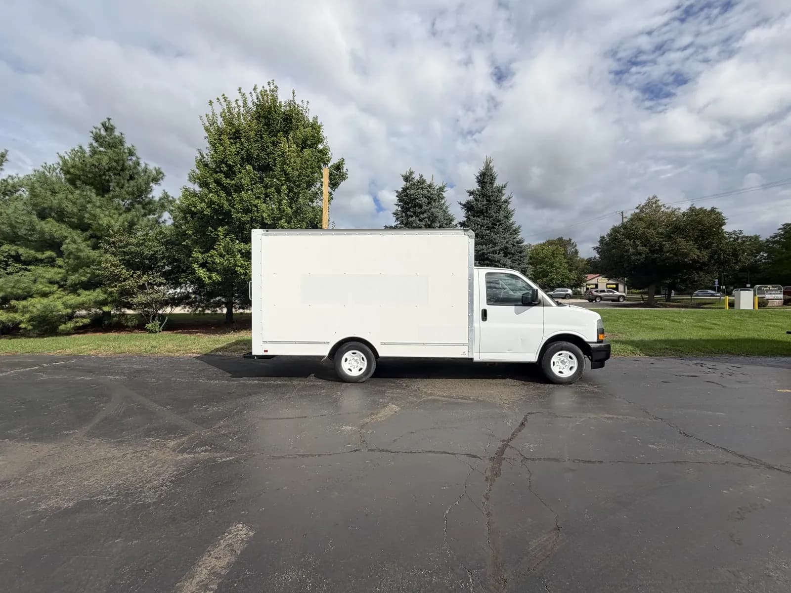 2019 GMC Savana 3500 - Box