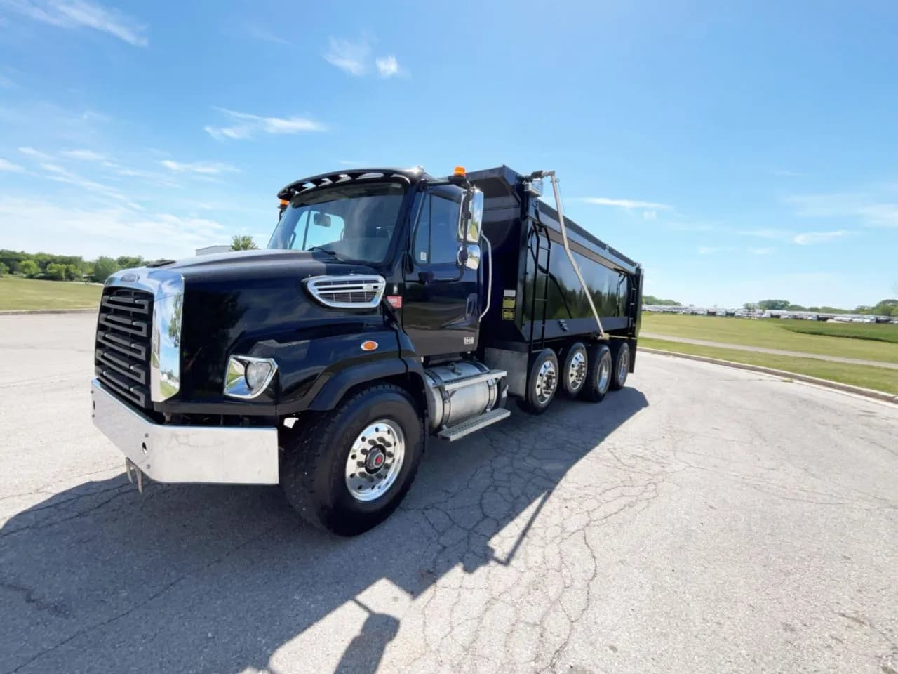 2020 Freightliner 114SD - Day Cab