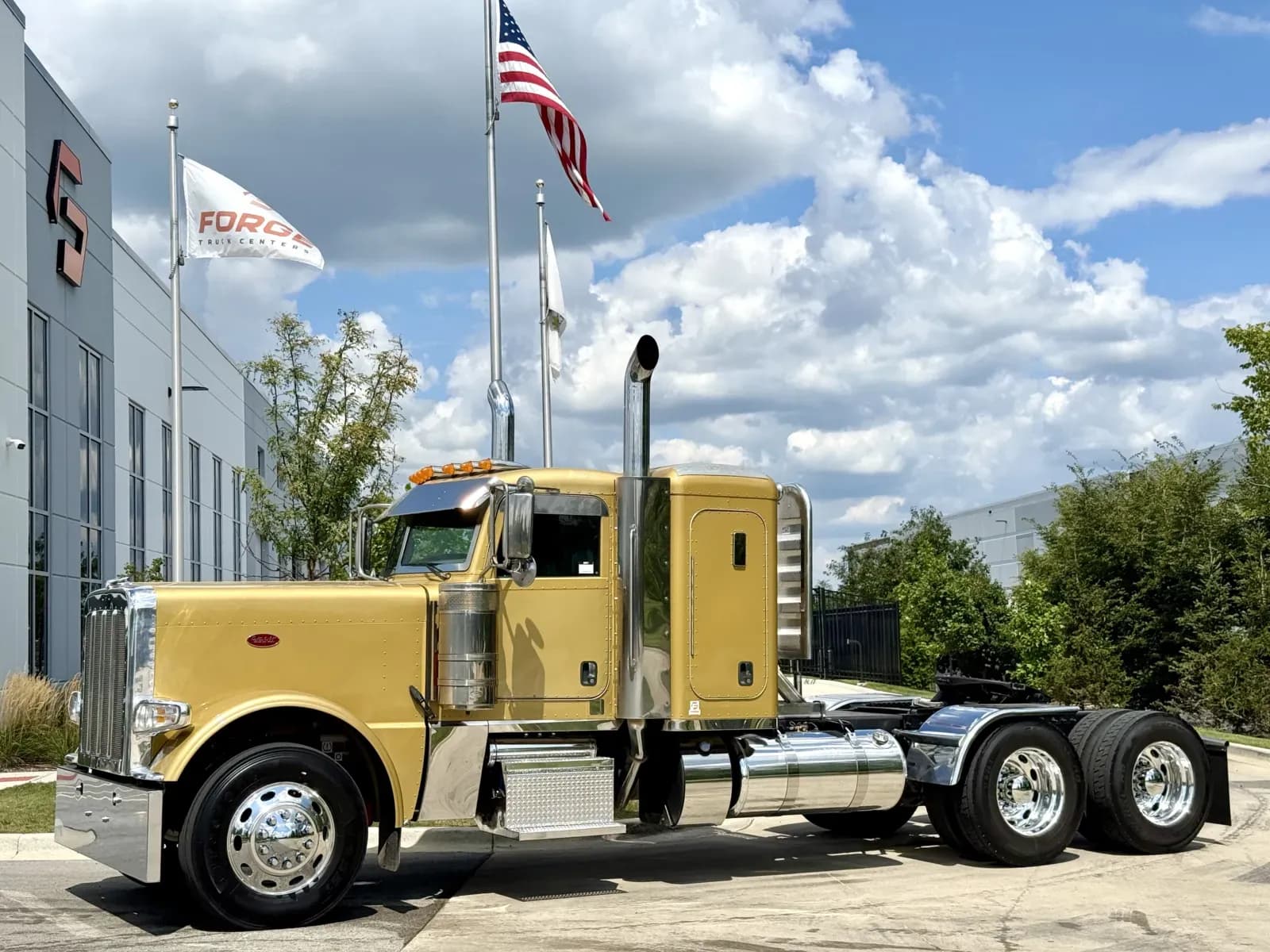 2022 Peterbilt 389 - Sleeper