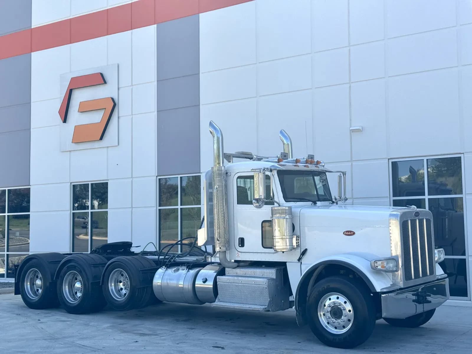 2014 Peterbilt 388 - Day Cab