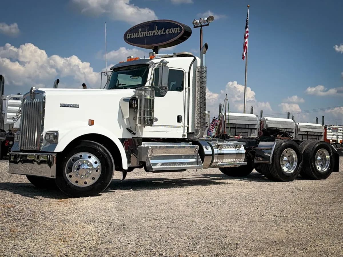 2019 Kenworth W900L - Day Cab